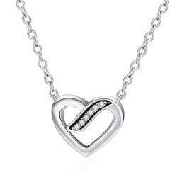 Strieborný náhrdelník s kamienkovým srdiečkom