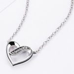 Strieborný náhrdelník s kamienkovým srdiečkom