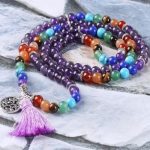 Mala s polodrahokamami, zdobenie strapce, fialová