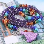 Mala s polodrahokamami, zdobenie strapce, fialová