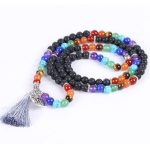 Mala s polodrahokamami, zdobenie strapce, čierny lávový kameň, bledofialová