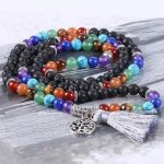 Mala s polodrahokamami, zdobenie strapce, čierny lávový kameň, bledofialová