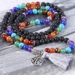 Mala s polodrahokamami, zdobenie strapce, čierny lávový kameň, bledofialová