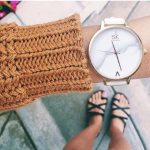 Dámske hodinky so vzorom Shengke Marble s koženým remienkom, biela farba