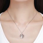 Strieborný náhrdelník s príveskom strom života, červená