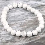 Meditačný náramok s howlitovými korálkami