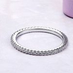 Strieborný prsteň, zdobený krištáľovými kamienkami, veľkosť 8