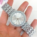 Elegantné dámske náramkové hodinky s kryštálmi striebornej farby