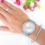Elegantné dámske náramkové hodinky s kryštálmi striebornej farby