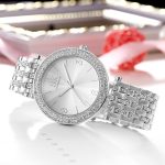 Elegantné dámske náramkové hodinky s kryštálmi striebornej farby