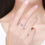 Strieborný prsteň s modrým kryštálom, veľkosť 8