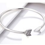 Strieborný náramok s motívom šípky