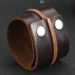 Široký náramok, kožený, hnedý, s kovovým zapínaním
