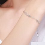Strieborný tenisový náramok zdobený mesiacom a hviezdami