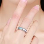 Strieborný prsteň s kamienkami, ružovo-modrý, veľkosť 8