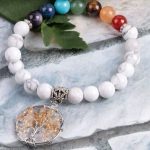 Howlit náramok s farbami 7 čakier, s príveskom strom života