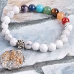 Howlit náramok s farbami 7 čakier, s príveskom strom života