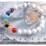 Howlit náramok s farbami 7 čakier, s príveskom strom života