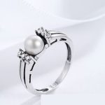 Strieborný prsteň s kamienkami a perlami, veľkosť 7