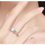 Strieborný prsteň s kamienkami a perlami, veľkosť 8