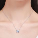 Strieborný náhrdelník s okrúhlym krištáľovým príveskom, modrý