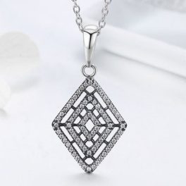   Strieborný náhrdelník s kryštálovým príveskom v tvare kosoštvorca