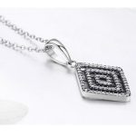 Strieborný náhrdelník s kryštálovým príveskom v tvare kosoštvorca