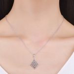 Strieborný náhrdelník s kryštálovým príveskom v tvare kosoštvorca