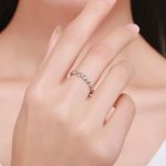 Strieborný prsteň s kryštálmi, čierny, veľkosť 8