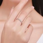 Strieborný prsteň s kryštálmi, biely, veľkosť 6