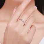 Strieborný prsteň s kryštálmi, biely, veľkosť 7