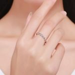 Strieborný prsteň s kryštálmi, biely, veľkosť 8