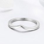 Strieborný prsteň nepravidelného tvaru, veľkosť 7