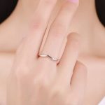 Strieborný prsteň nepravidelného tvaru, veľkosť 7