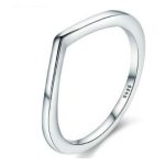 Strieborný prsteň nepravidelného tvaru, veľkosť 8