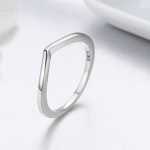 Strieborný prsteň nepravidelného tvaru, veľkosť 8