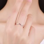 Strieborný prsteň nepravidelného tvaru, veľkosť 8