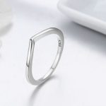Strieborný prsteň nepravidelného tvaru, veľkosť 6