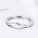 Strieborný prsteň nepravidelného tvaru, veľkosť 6