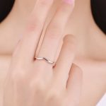 Strieborný prsteň nepravidelného tvaru, veľkosť 6