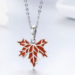Strieborný náhrdelník s príveskom z javorového listu, bordový