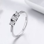 Strieborný prsteň s tromi kryštálmi, veľkosť 7