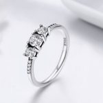 Strieborný prsteň s tromi kryštálmi, veľkosť 8