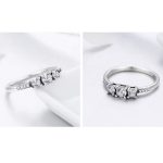 Strieborný prsteň s tromi kryštálmi, veľkosť 8