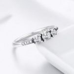 Strieborný prsteň s tromi kryštálmi, veľkosť 8