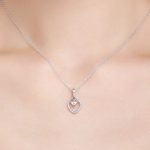 Strieborný náhrdelník s príveskom s dvojitým srdcom