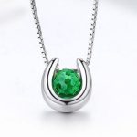 Strieborný náhrdelník s príveskom v tvare podkovy, zelená