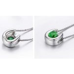 Strieborný náhrdelník s príveskom v tvare podkovy, zelená