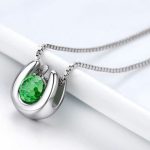 Strieborný náhrdelník s príveskom v tvare podkovy, zelená