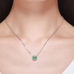 Strieborný náhrdelník s príveskom v tvare podkovy, zelená